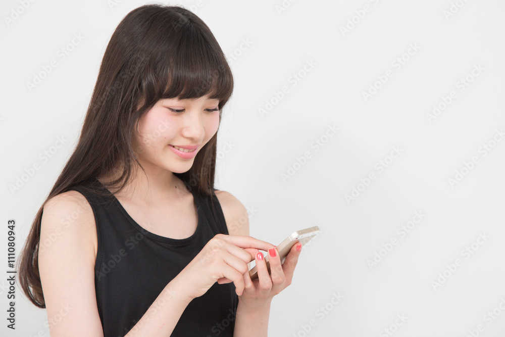 スマートフォンを使う女性 スマートフォンを使う女性