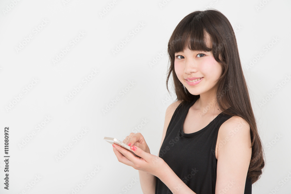 スマートフォンを使う女性