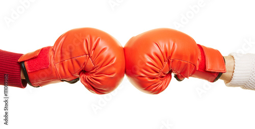 Zwei Hände mit roten Boxhandschuhen