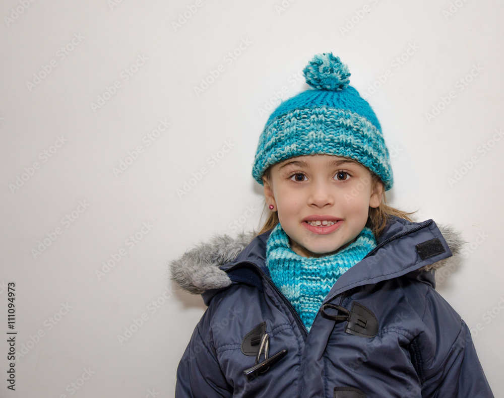 Niña rubia con ropa de abrigo en invierno Niña rubia con ropa de abrigo en invierno