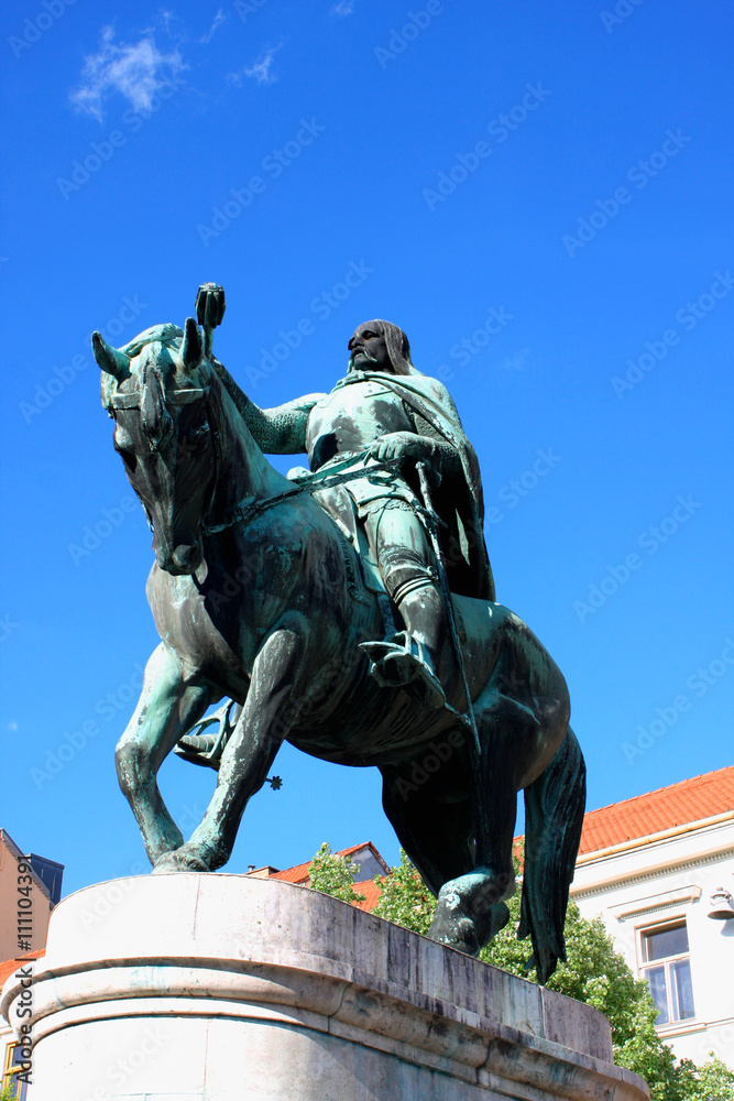 Fototapeta premium A statue of Janos Hunyadi on Szechenyi Square in Pecs, Hungary