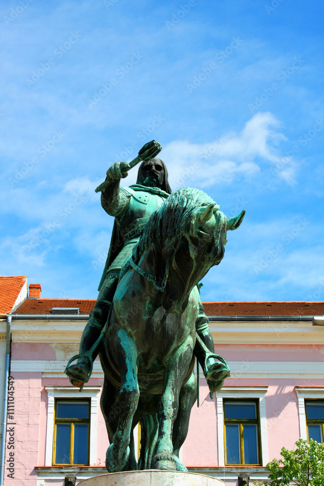 Obraz premium A statue of Janos Hunyadi on Szechenyi Square in Pecs, Hungary