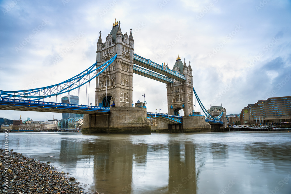 Fototapeta premium London, UK - The world famous Tower Bridge in the morning