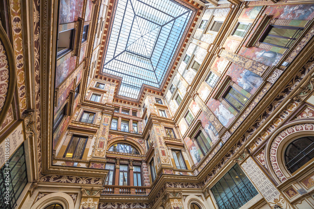 Naklejka premium Fragment słynnego szklanego dachu Galleria Alberto Sordi, najstarszego centrum handlowego, które znajduje się na Piazza Colonna w Rzymie.
