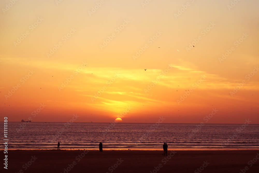 Ein traumhafter Sonnenuntergang mit Blick aufs Meer in der afrikanischen Hafenstadt Agadir in Marokko