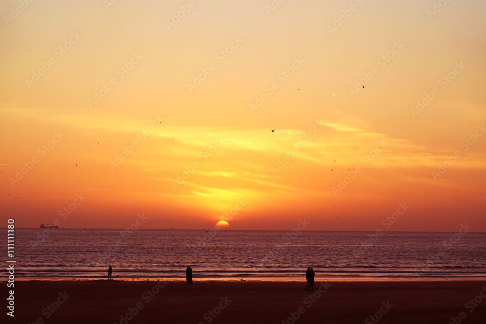 Ein traumhafter Sonnenuntergang mit Blick aufs Meer in der afrikanischen Hafenstadt Agadir in Marokko Ein traumhafter Sonnenuntergang mit Blick aufs Meer in der afrikanischen Hafenstadt Agadir in Marokko