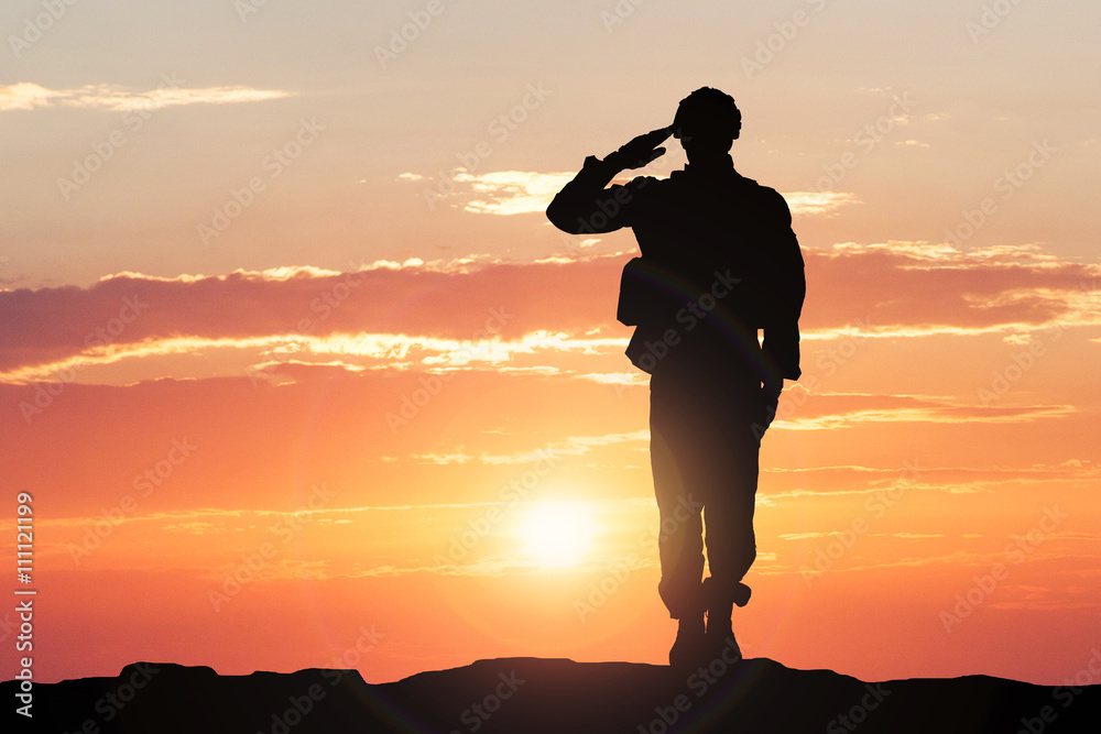 Fotografia Soldier Saluting During Sunset