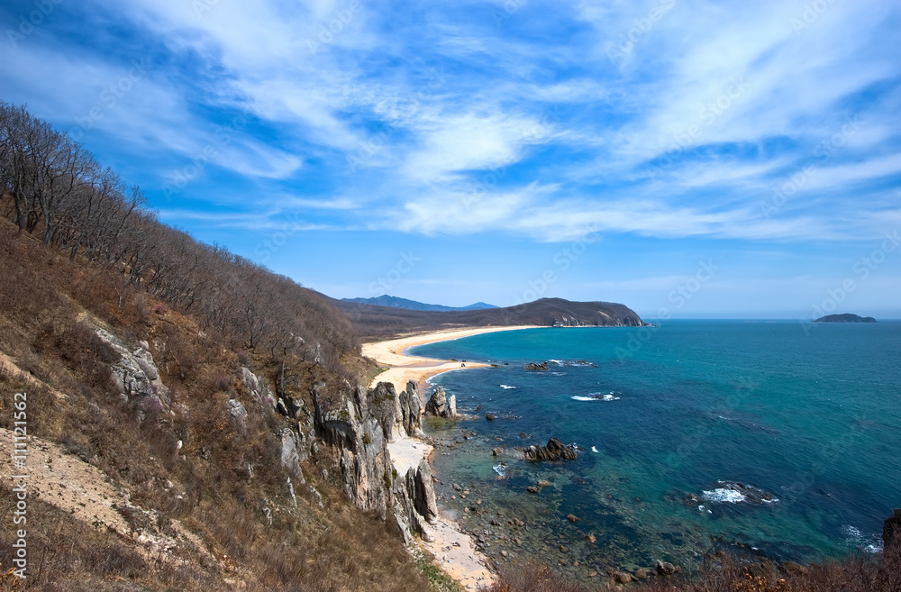 Fototapeta premium Picturesque sea coast on a sunny spring afternoon.