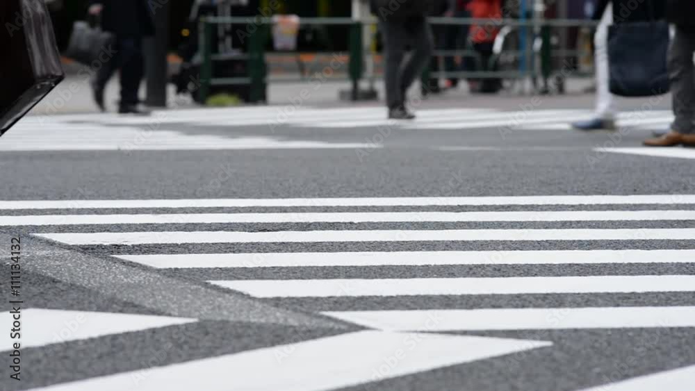 道路を渡る歩行者 道路を渡る歩行者