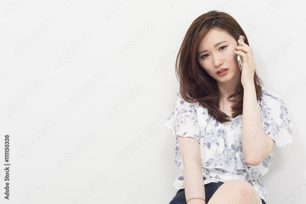 スマートフォンを使う女性 スマートフォンを使う女性