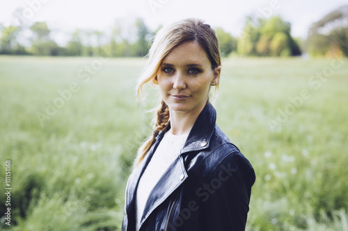 lächeln,Zufriedenheit,ländlich,Freizeit,attraktiv,Feld,Portrait photo