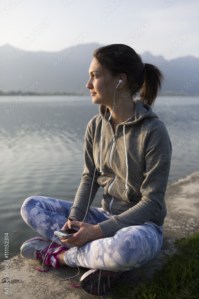 Kopfhörer,denken,hören,sitzen,entspannt,Freizeit,Lifestyle Kopfhörer,denken,hören,sitzen,entspannt,Freizeit,Lifestyle