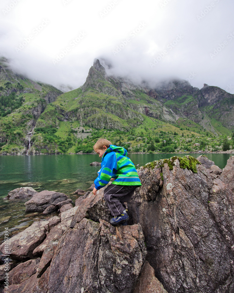 Naklejka premium randonnée en montagne - lac lauvitel