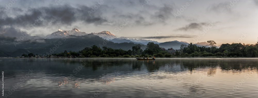 Boot,Abend,Wolke,Gebirge,Wasser,See,Annapurnamassiv Boot,Abend,Wolke,Gebirge,Wasser,See,Annapurnamassiv