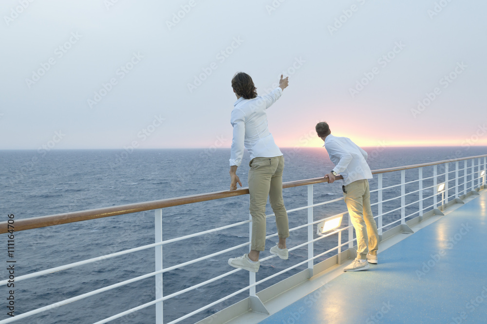 Kreuzfahrt,Urlaub,Reise,Reling,Reisende,Mann,Freundschaft Kreuzfahrt,Urlaub,Reise,Reling,Reisende,Mann,Freundschaft