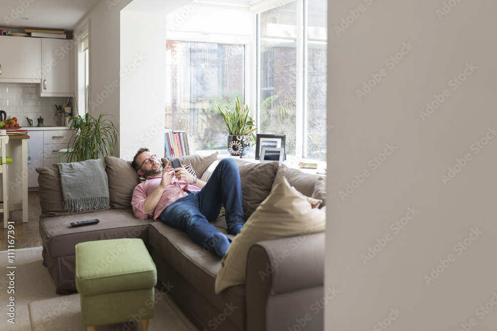 Sofa,lesen,liegen,Technologie,Textfreiraum,SMS,Smartphone Sofa,lesen,liegen,Technologie,Textfreiraum,SMS,Smartphone