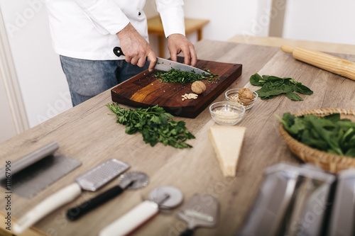 Koch,kochen,Spinat,Walnuss,Parmesan,schneiden,Ravioli photo