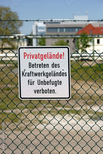 Hinweisschild Privatgelände / Das Hinweisschild Privatgelände eines Kraftwerkes an einem Stacheldrahtzaun.