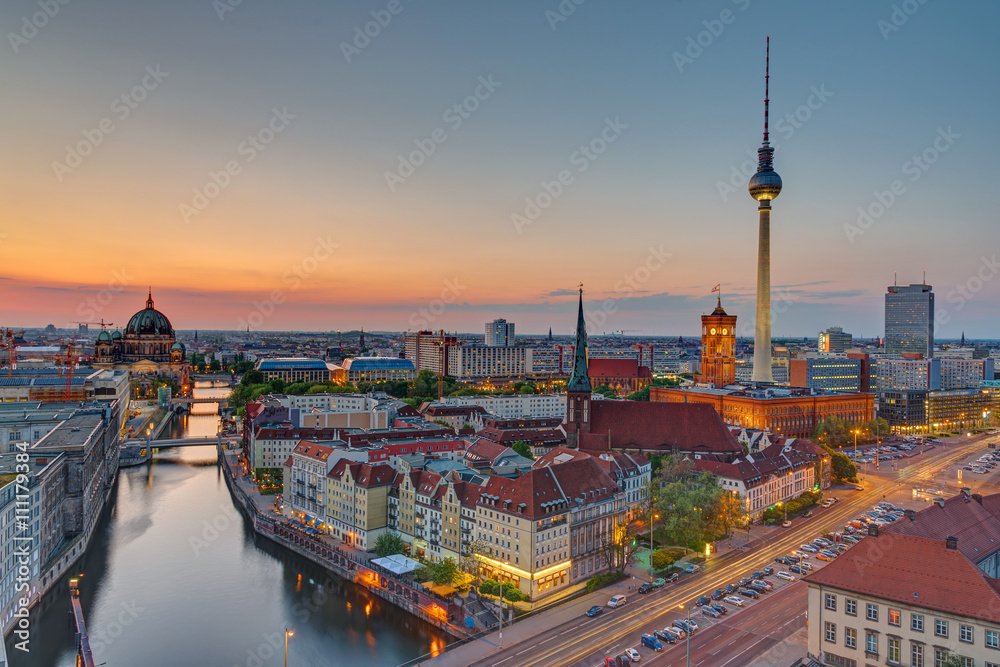 Naklejka premium Zachód słońca nad centrum Berlina ze słynną wieżą telewizyjną