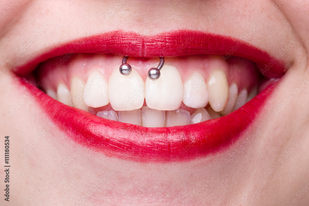 Naklejka premium Smiley Piercing Szczegółowo z uśmiechniętymi ustami kobiety