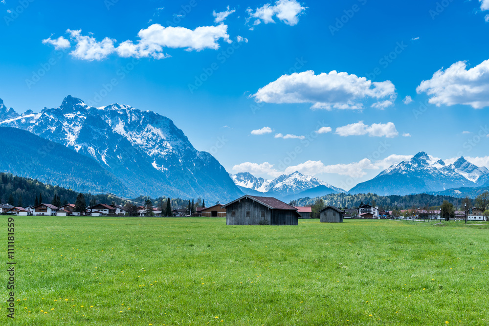 Skyline der Ortschaft Krün mit Karwendel-Gebirge in Bayern