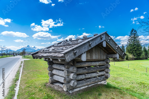 Kleine Blockhütte an der Landstraße zwischen Wallgau und Krün im bayerischen Alpenvorland