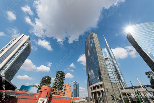 Canvastavla Grattacieli a Milano zona Isola con cielo azzurro e nuvole bianche