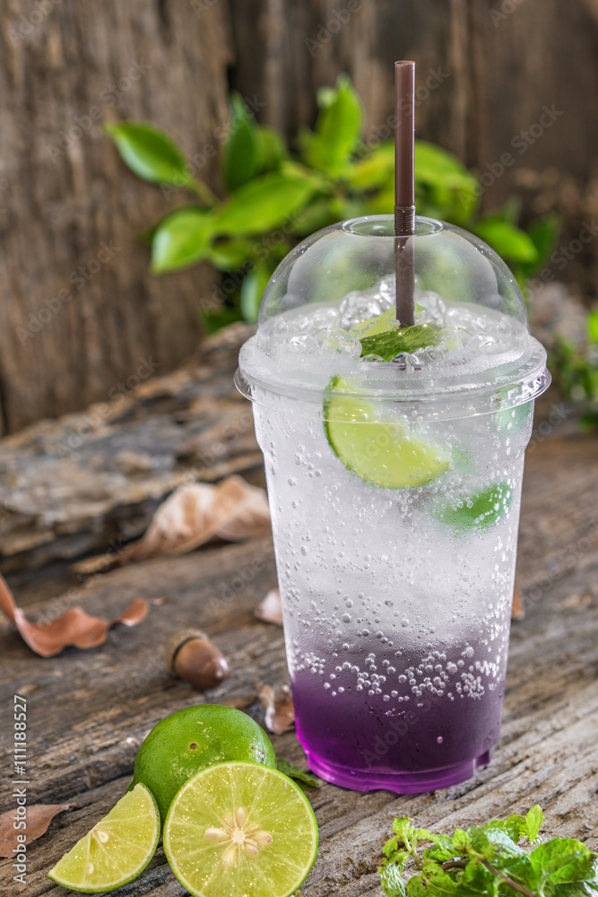 Fototapeta premium ice blueberry soda drink