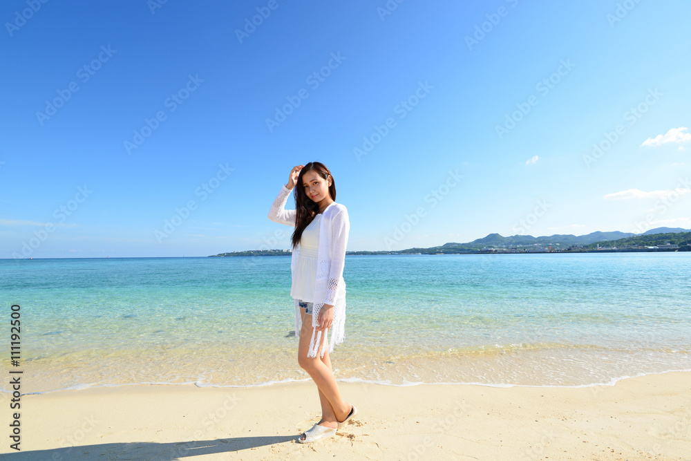 沖縄の海で寛ぐ女性 沖縄の海で寛ぐ女性