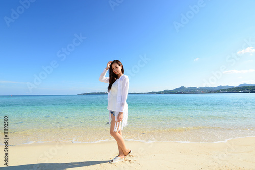 沖縄の海で寛ぐ女性