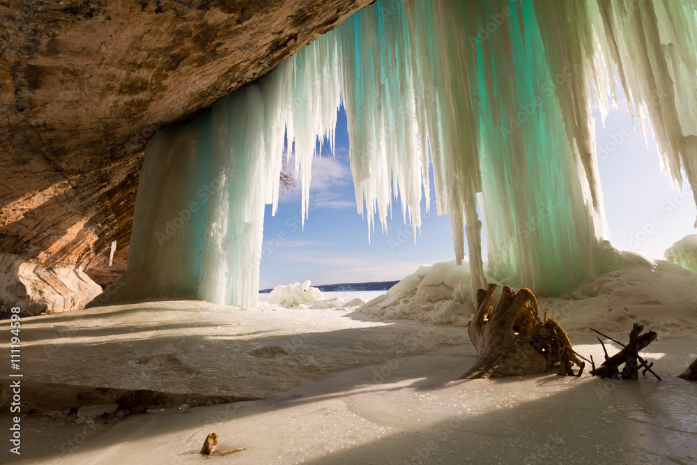 Fototapeta premium Sea Cave za lodowymi zasłonami na Grand Island na jeziorze Superior w pobliżu Munising Michigan