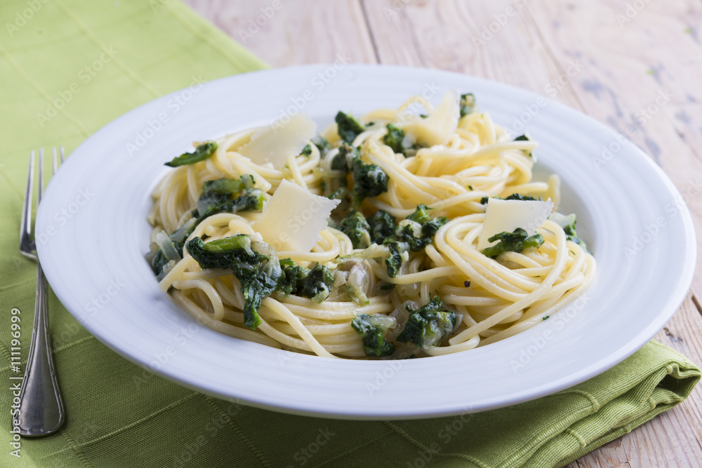 Spaghettis with spinach and Parmesan.