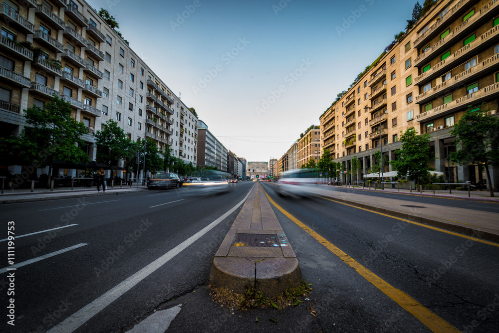 Panorama urbano cittadino con strada, segnaletica  e palazzi a Milano
