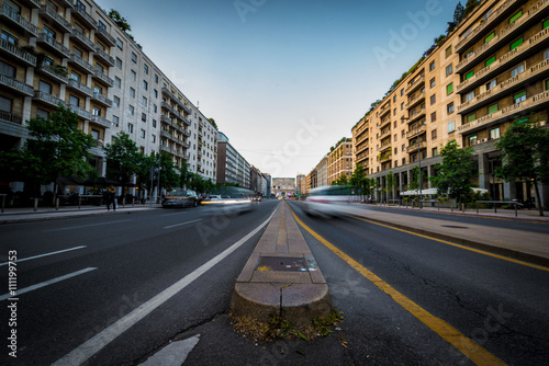Panorama urbano cittadino con strada  segnaletica  e palazzi a Milano