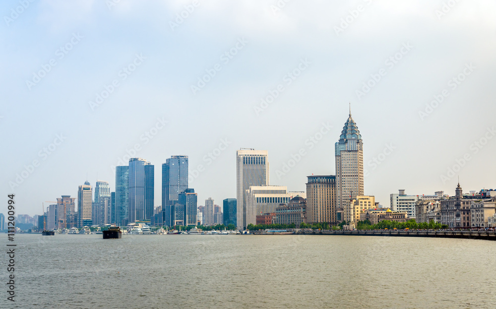 Fototapeta premium Shanghai skyline above the Huangpu River