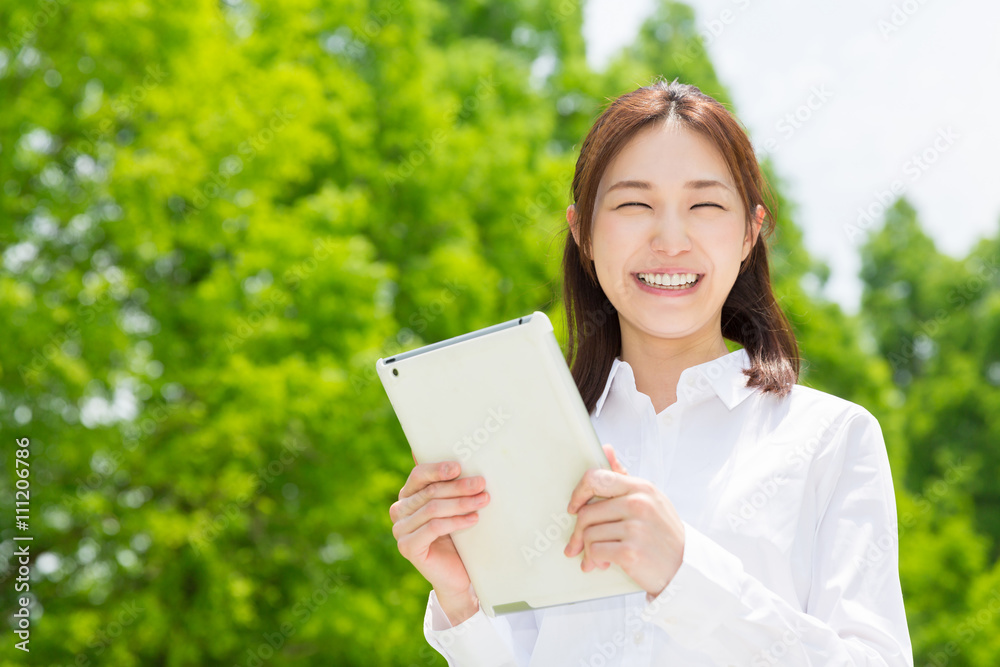 タブレットを見る女性 タブレットを見る女性