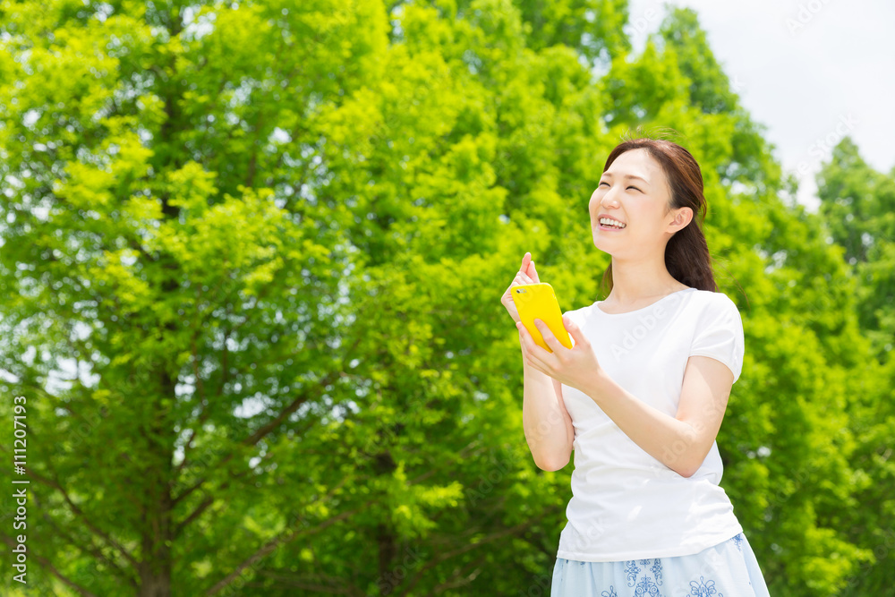 スマートフォンを見る女性 スマートフォンを見る女性