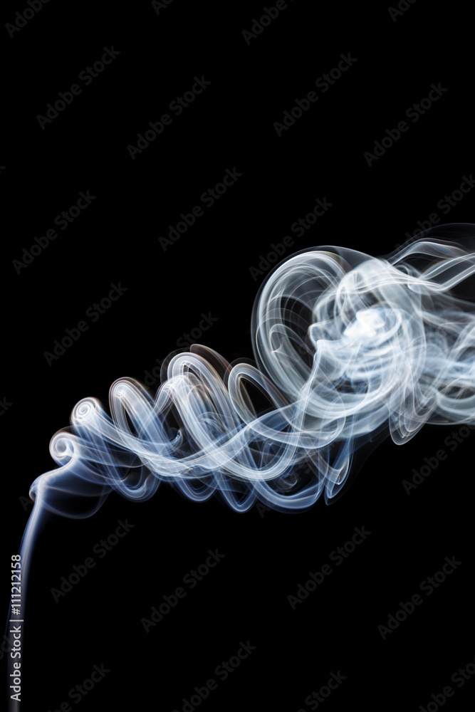 Obraz premium Abstract white blue smoke from aromatic sticks.