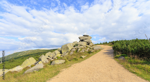 Karkonosze, szlak turystyczny pomiędzy Szrenicą a Łabskim Szczytem, w pobliżu Szklarskiej Poręby. Widać typowe dla Karkonoszy formy skalne photo