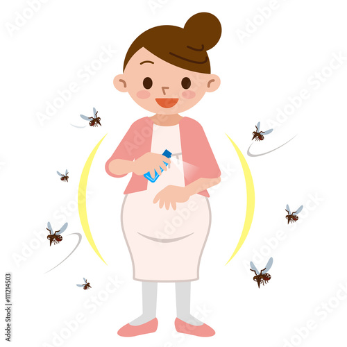 虫除けスプレーをかける妊婦