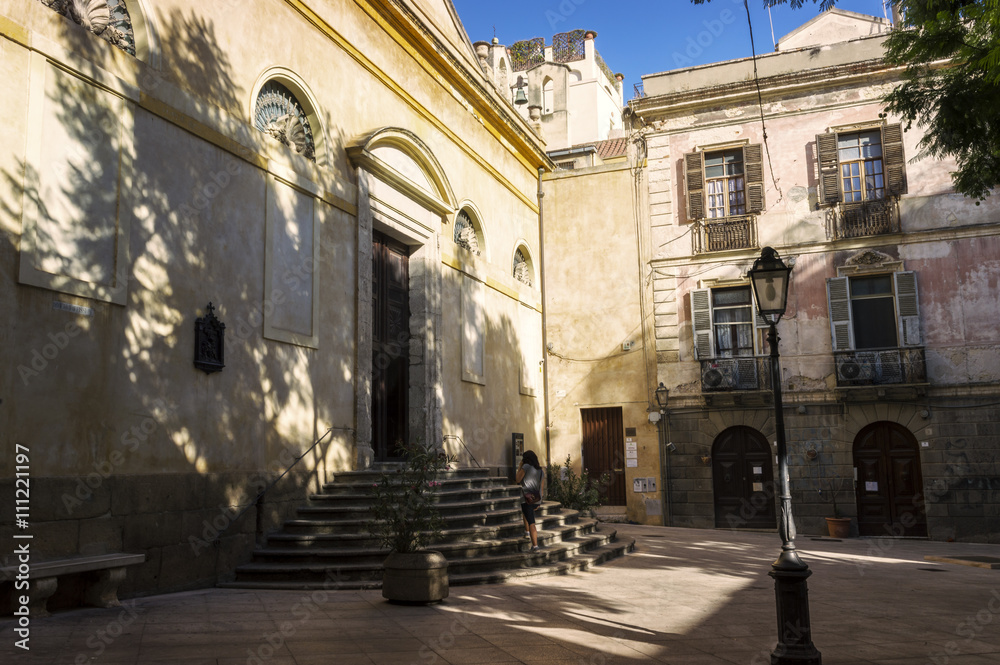 Plaza en el centro histórico de Cagliari  (Cerdeña, Italia)