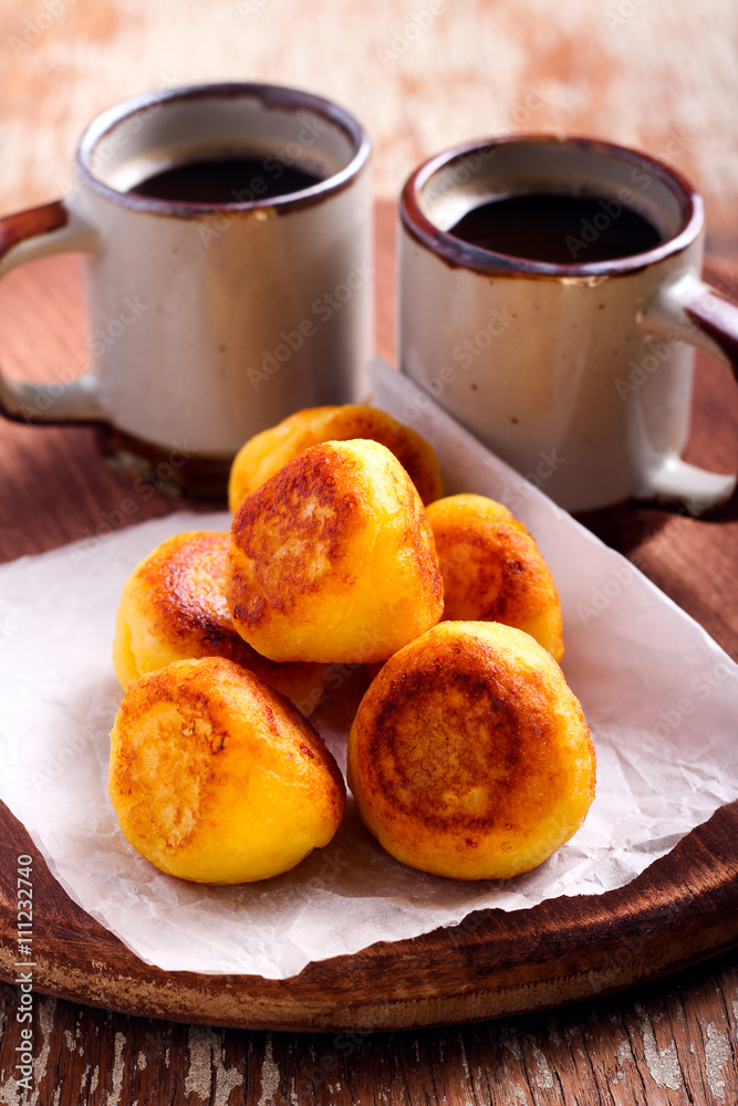 Vanilla ricotta fritters and cups of coffee