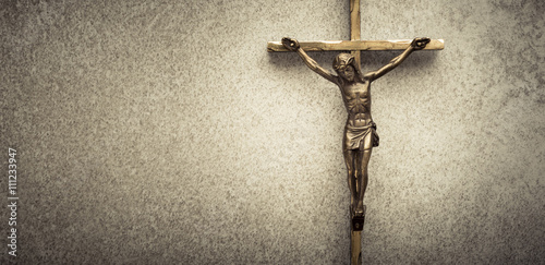 Fotografia Crucifix of Jesus on the cross with stone background