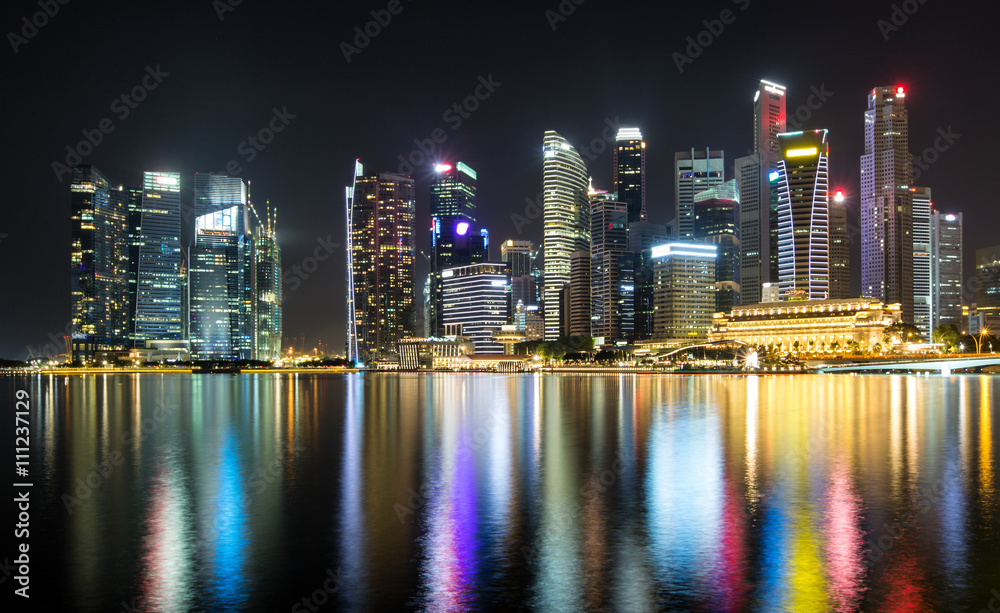 Das Finanzzentrum von Singapur bei Nacht