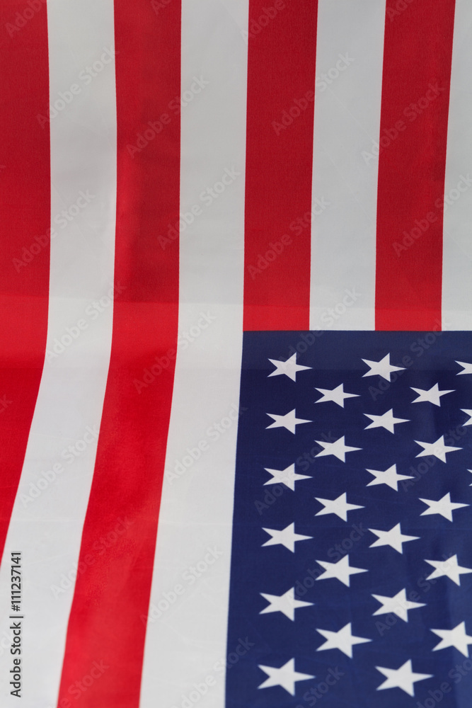 Obraz premium American flag falls gently on a table