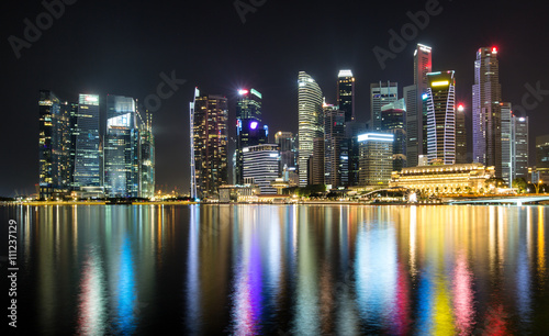 Das Finanzzentrum von Singapur bei Nacht © moofushi