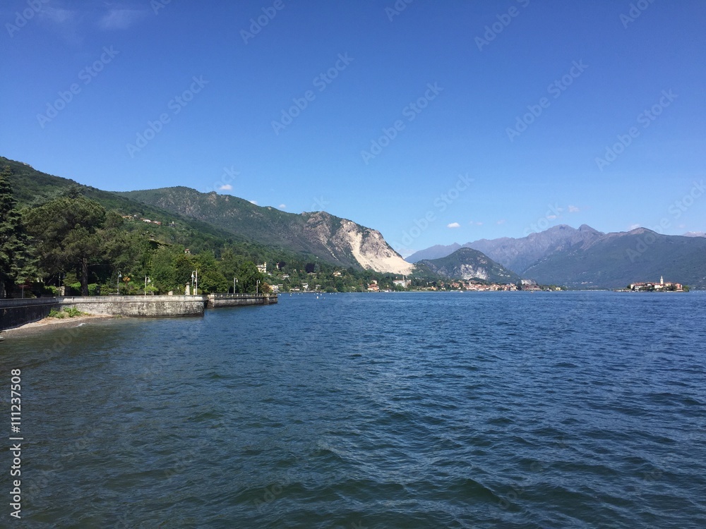 Rive del lago Maggiore con vista di Baveno e Isola Bella, Italia
