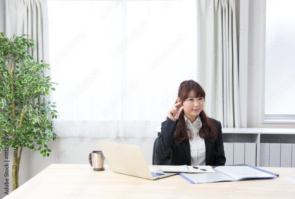 デスクワークする女性