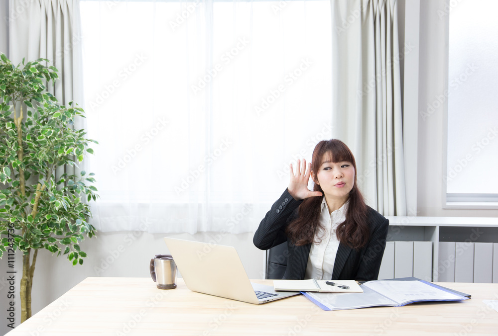 デスクワークする女性 デスクワークする女性