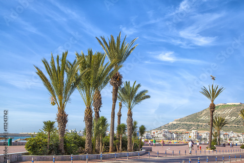 Auf der Strandpromenade der afrikanischen Hafenstadt Agadir in Marokko mit Blick auf die Kasbah